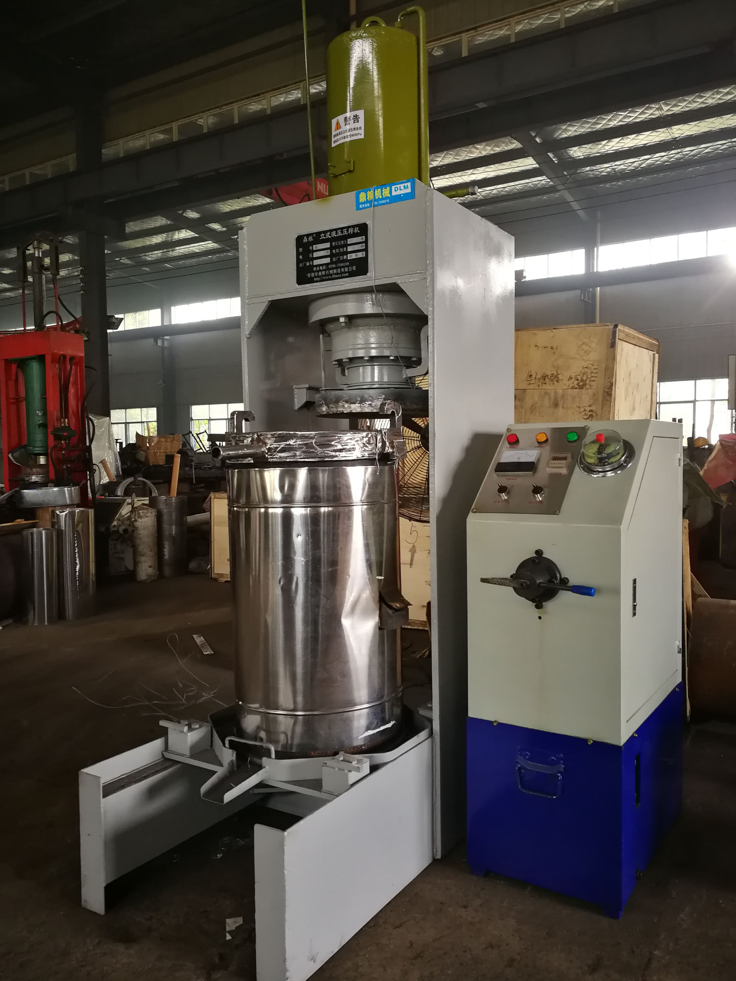 不銹鋼超高壓立式液壓壓榨機(jī)，果汁壓榨機(jī)，果渣壓榨機(jī)，藥材壓榨，油渣處理，白土壓榨
